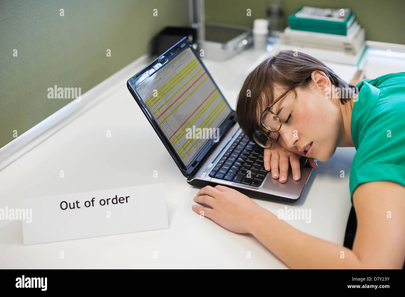 Imprenditrice di dormire su 'fuori ordine' laptop Foto Stock