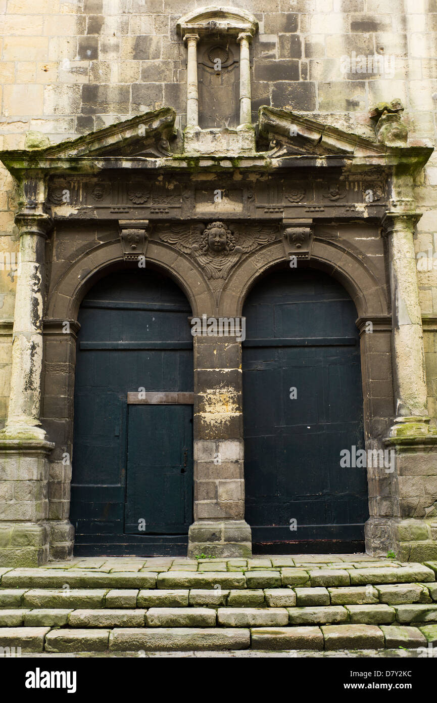 Le antiche porte, colonne, fasi e il portico, St Remy chiesa, Dieppe, Francia Foto Stock