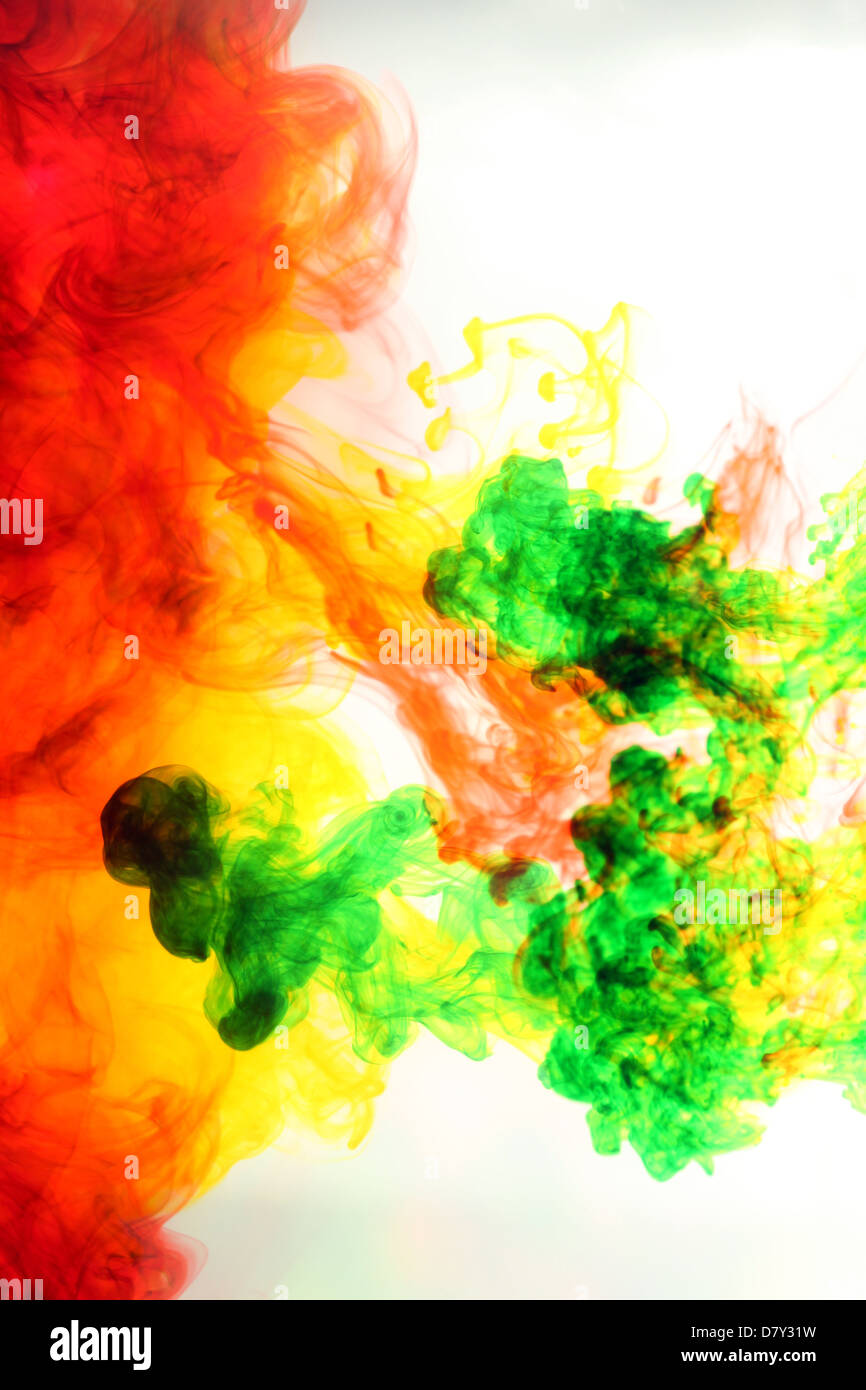 Un mix di colore fumo provocato da un colore dell'acqua. Foto Stock