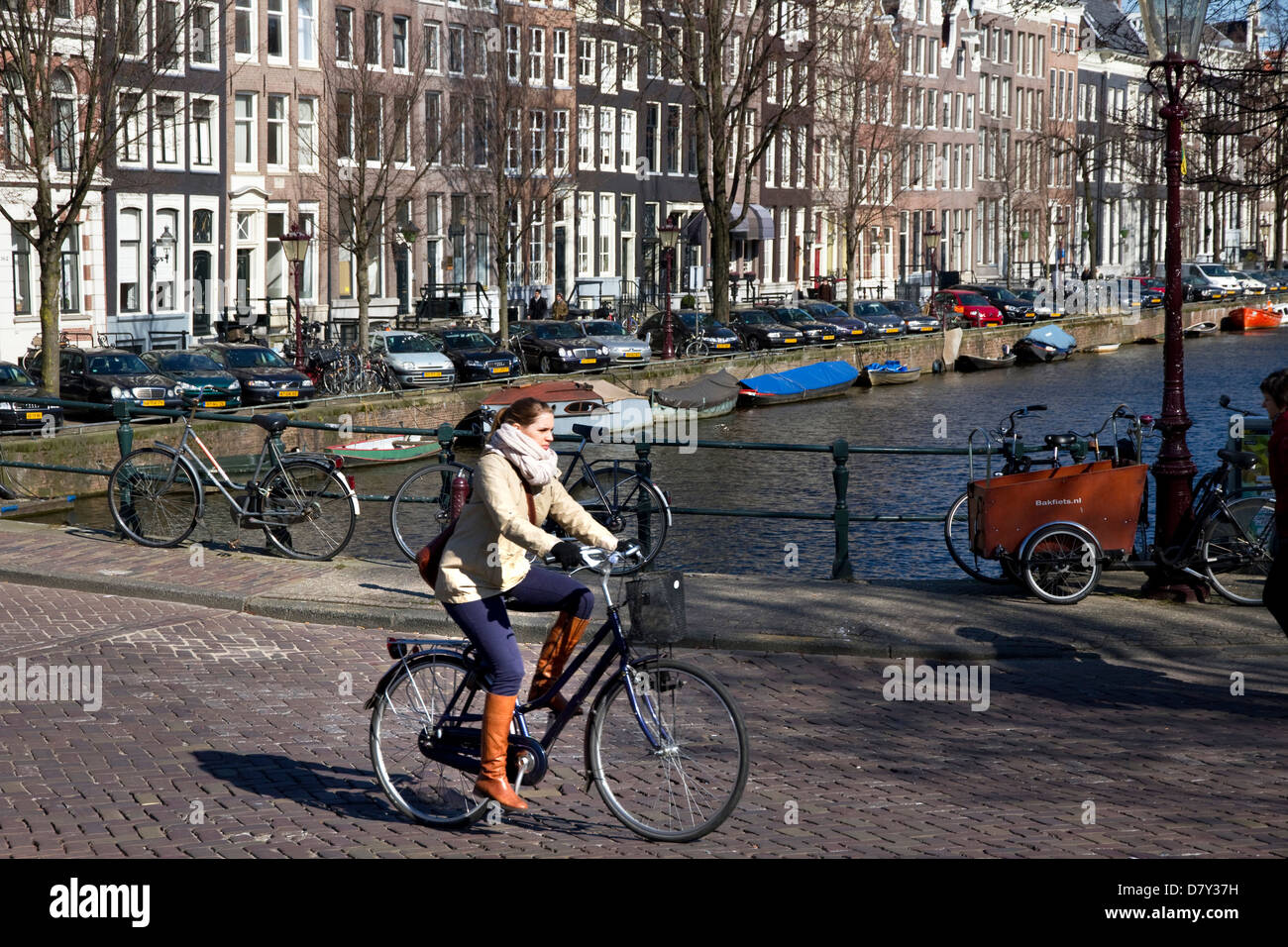 Ciclista sul ponte e gli edifici su Keizersgracht, Grachtengordel-west, Jordaan, centro di Amsterdam, Paesi Bassi Foto Stock