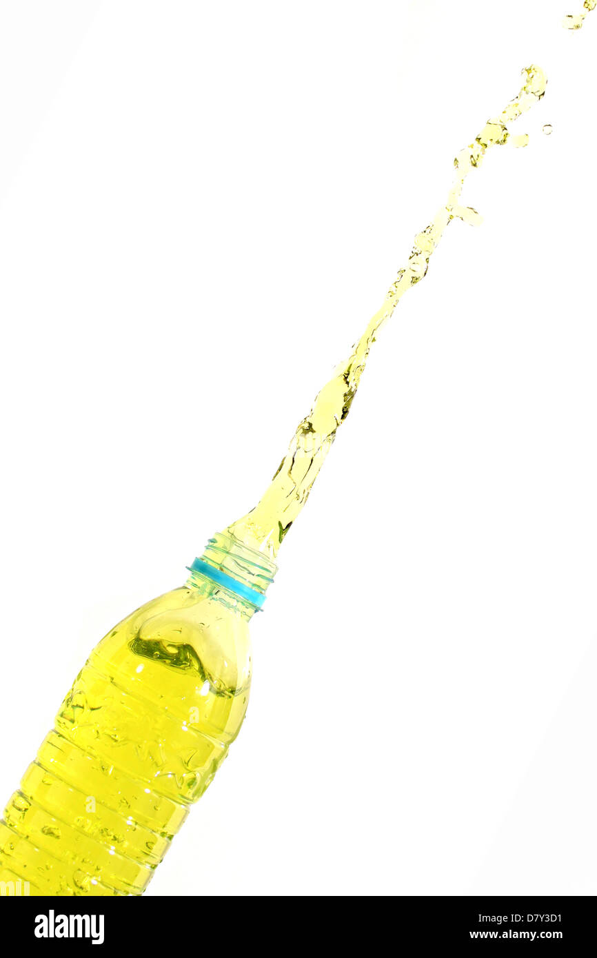 Verde acqua che sgorga della bottiglia. Foto Stock
