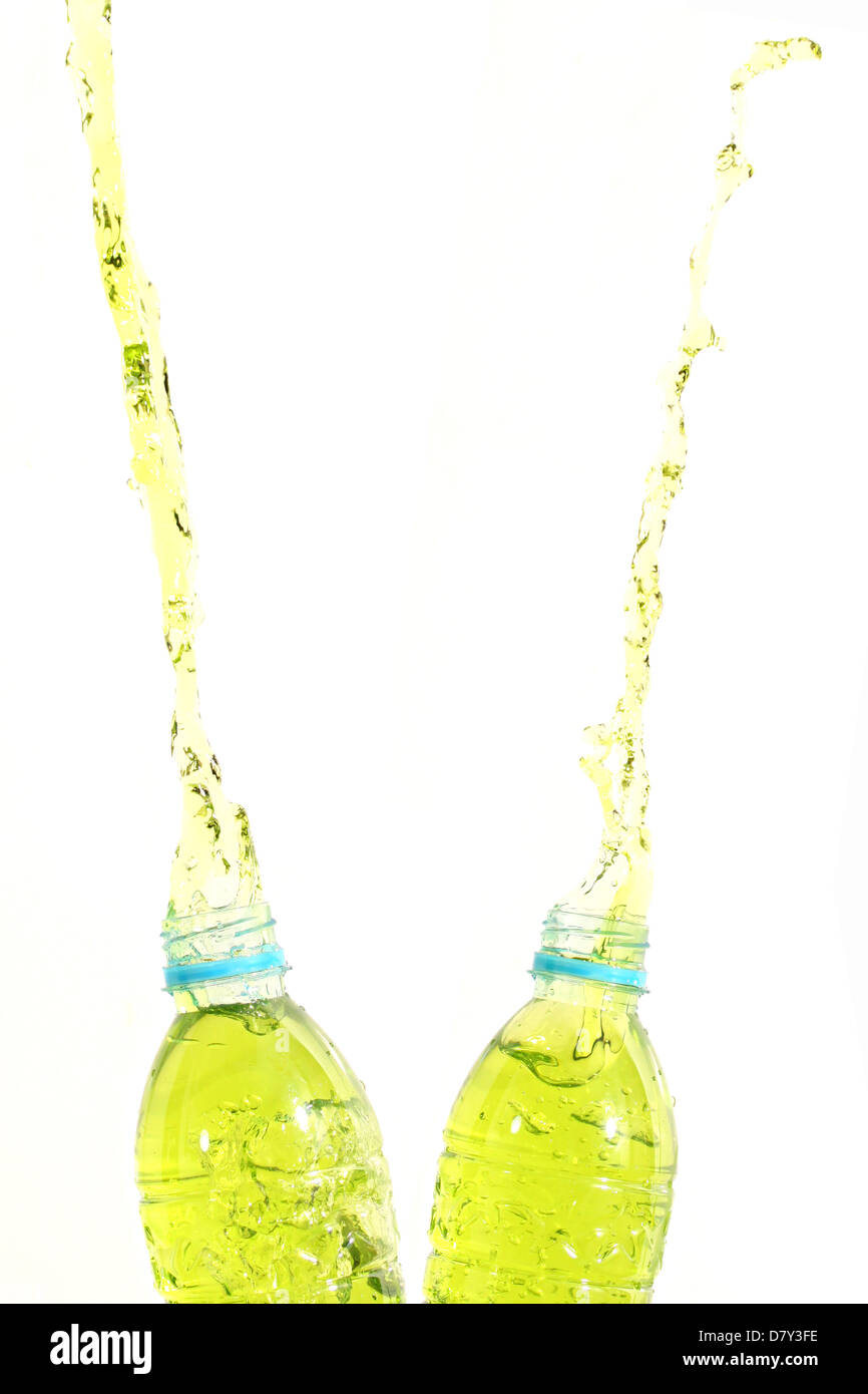 Verde acqua che sgorga della bottiglia. Foto Stock
