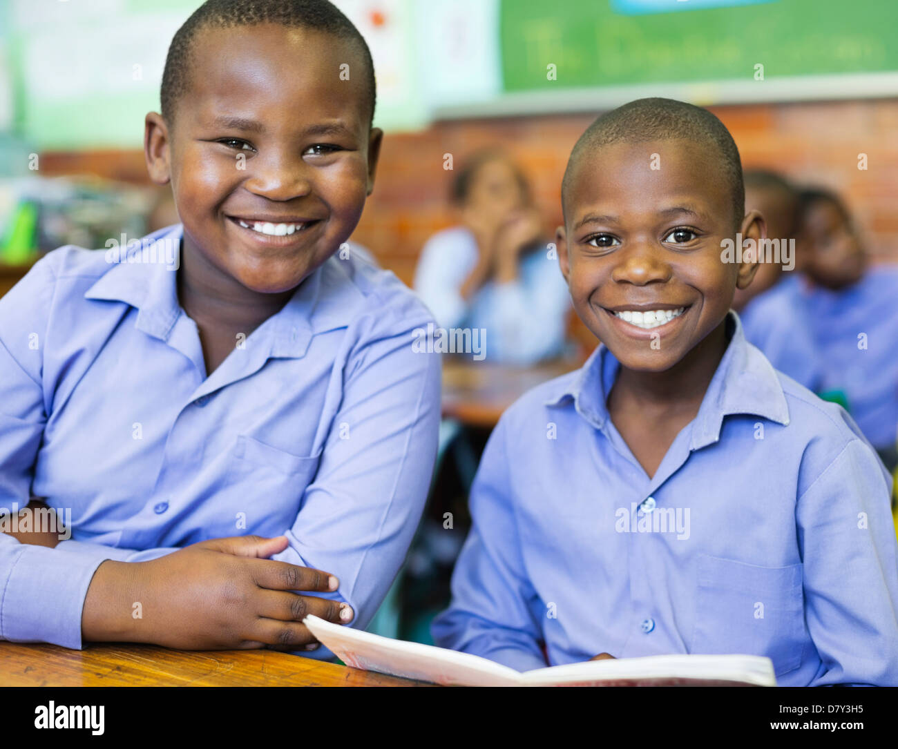 Gli studenti sorridente in classe Foto Stock