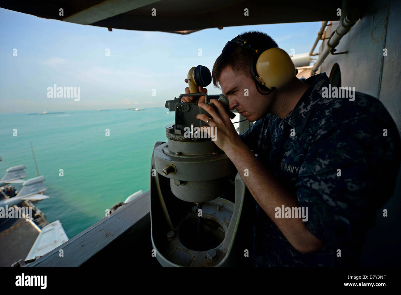 Un marinaio sorge guarda. Foto Stock