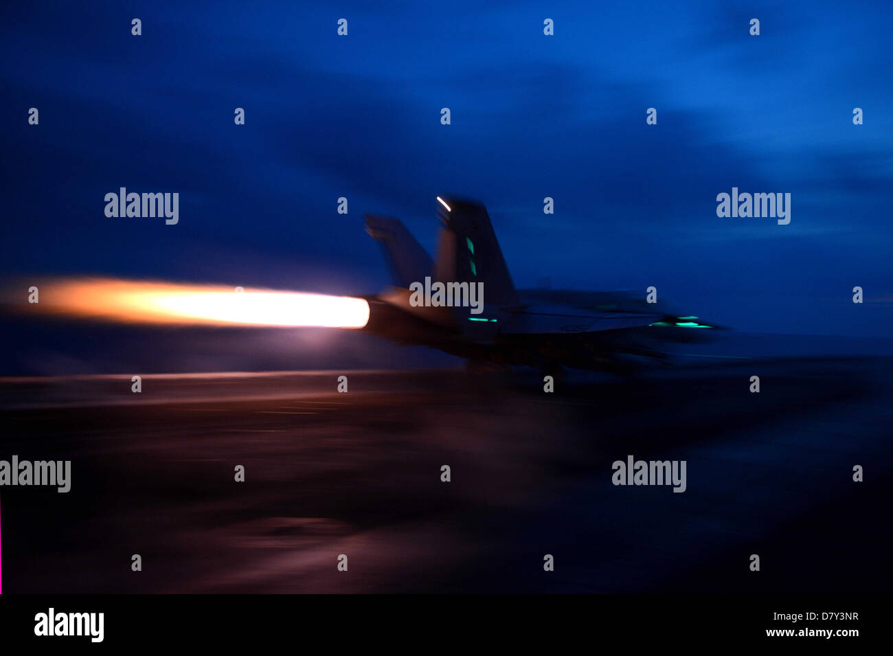 Un F/A-18C Hornet lancia. Foto Stock