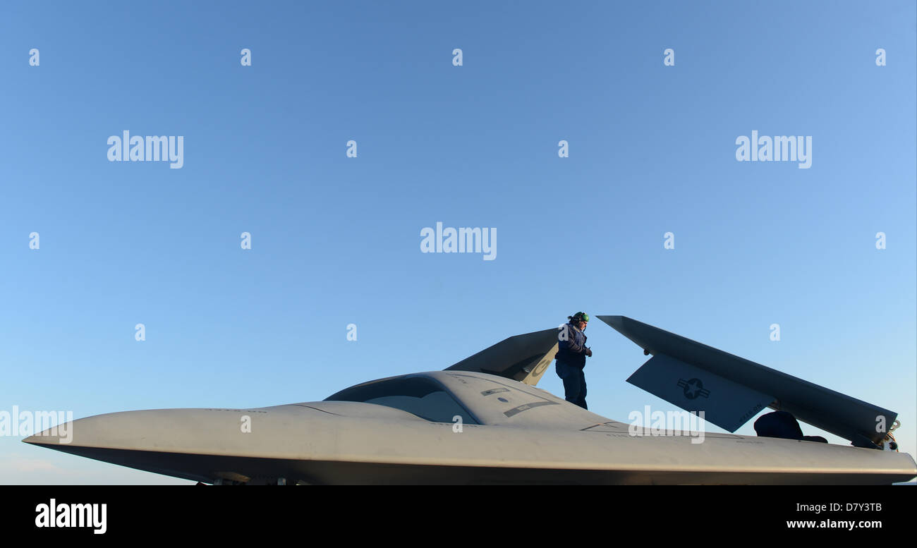 Northrop Grumman condotta personale pre-test operativi su un X-47B Unmanned Combat Air System prima di lanciare dal ponte di volo della portaerei USS George H.W. Bussola 14 maggio 2013 nell'Oceano Atlantico. Il George H.W. Bush è il primo vettore aereo a catapulta con successo il lancio di un velivolo senza equipaggio dal suo ponte di volo. Foto Stock