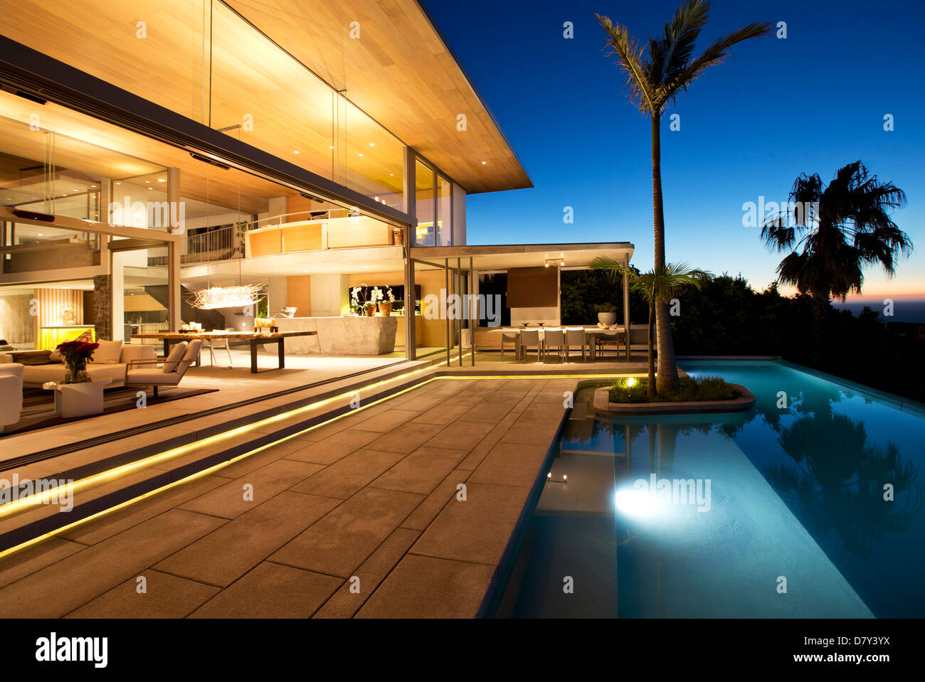 Infinity piscina e patio moderno Foto Stock
