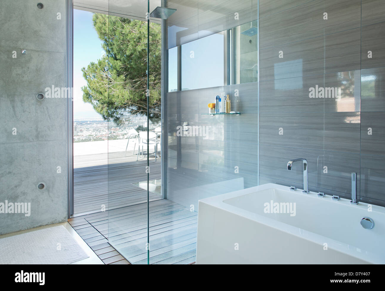 Il bagno e la doccia in bagno moderno Foto Stock