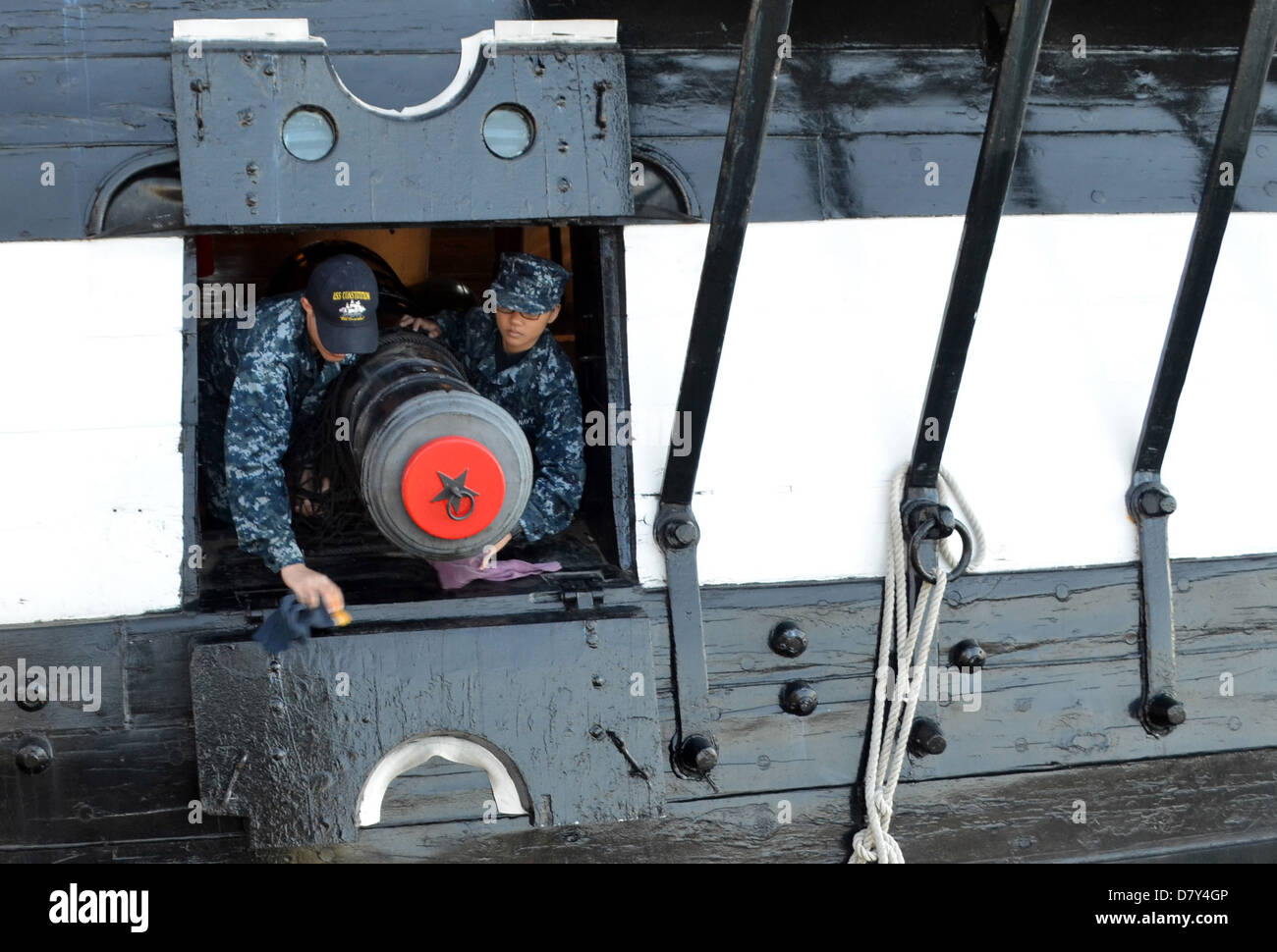 I marinai prendere pulire la USS Constitution. Foto Stock
