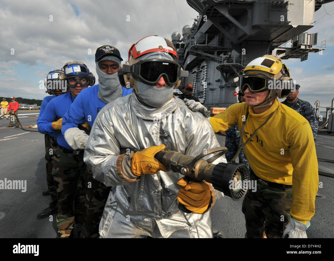 I marinai treno sul tubo antincendio manipolazione. Foto Stock