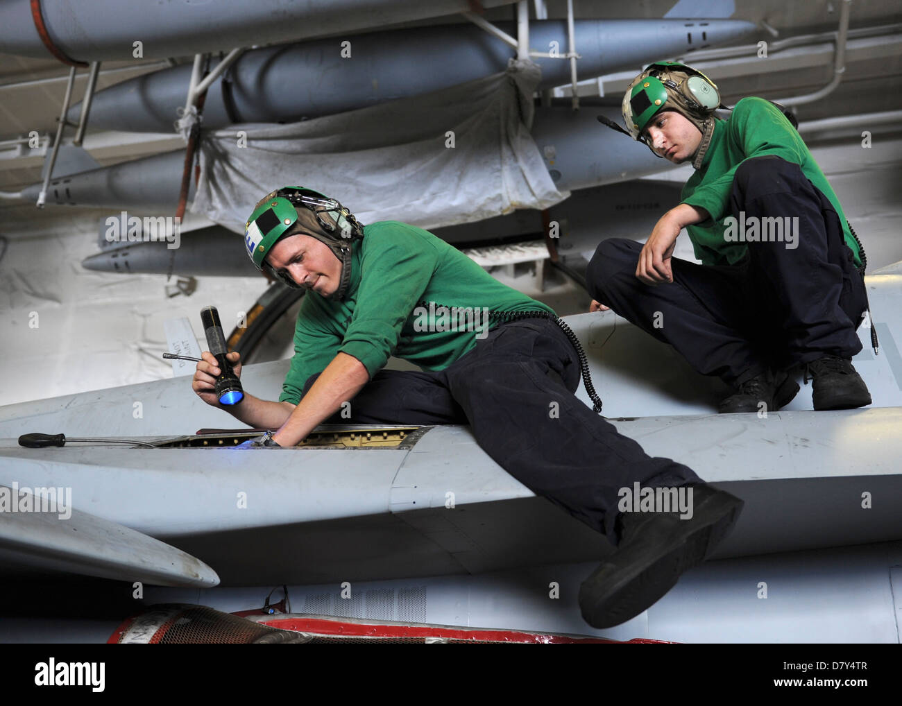I marinai ispezionare un F/A-18C Hornet. Foto Stock