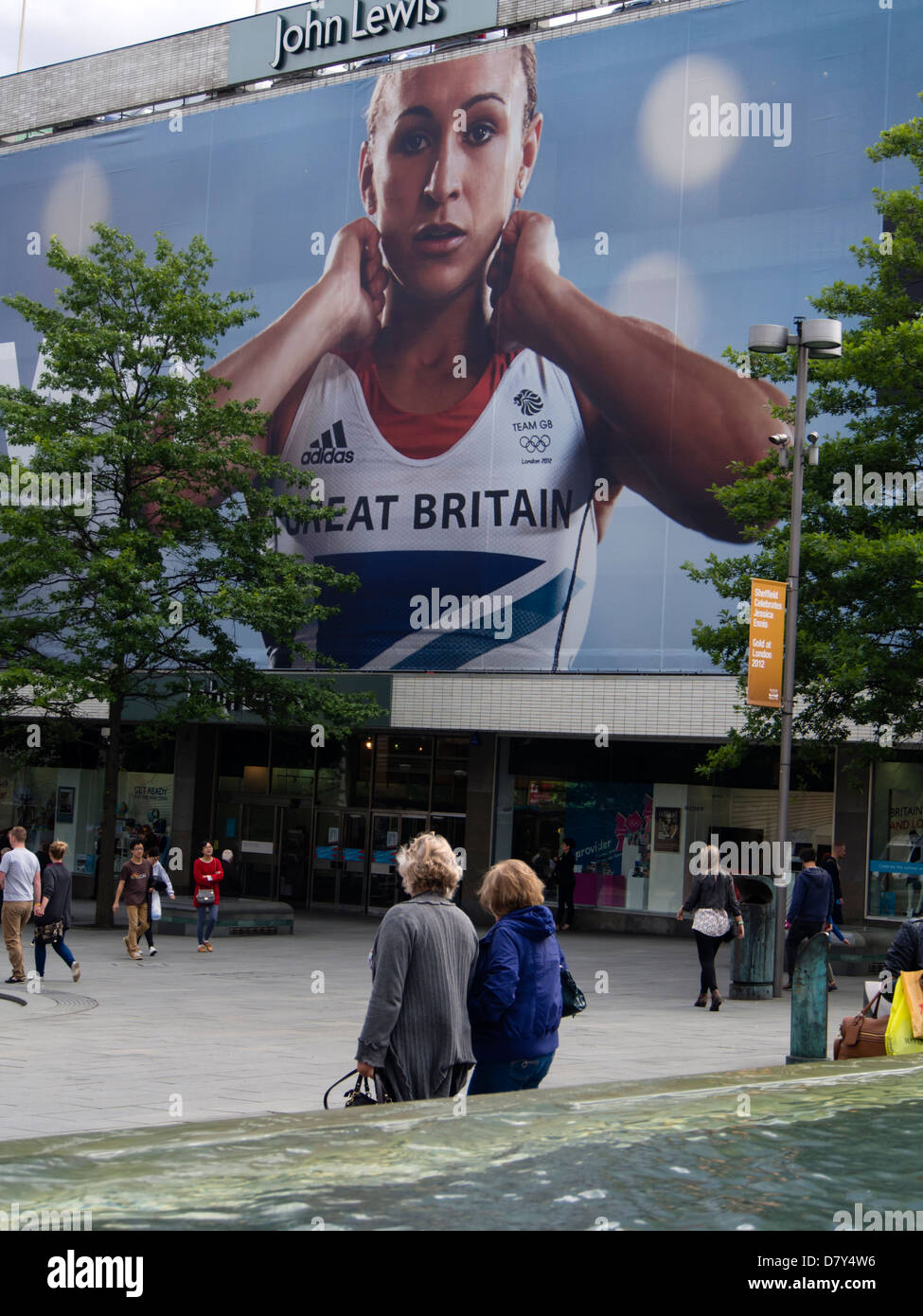 Grande immagine della medaglia d'Oro Jessica Ennis sulla parte anteriore del department store nella sua città di Sheffield South Yorkshire Regno Unito Foto Stock