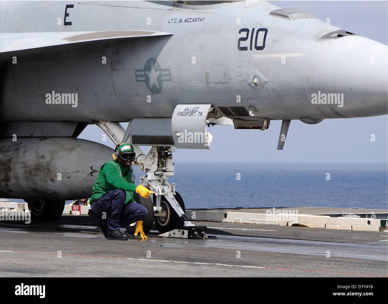Un marinaio si prepara un'F/A-18E Hornet per il lancio. Foto Stock
