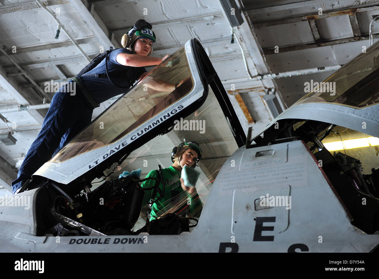 I marinai pulire la tettoia di un EA-6B Prowler. Foto Stock