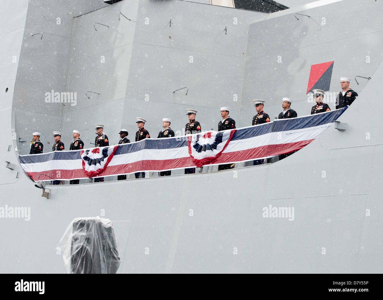 Marinai e Marines uomo le rotaie a bordo della USS ancoraggio. Foto Stock
