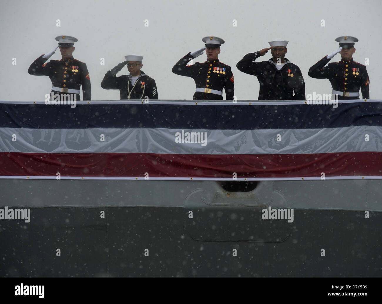 Marinai e Marines uomo le rotaie di USS ancoraggio. Foto Stock