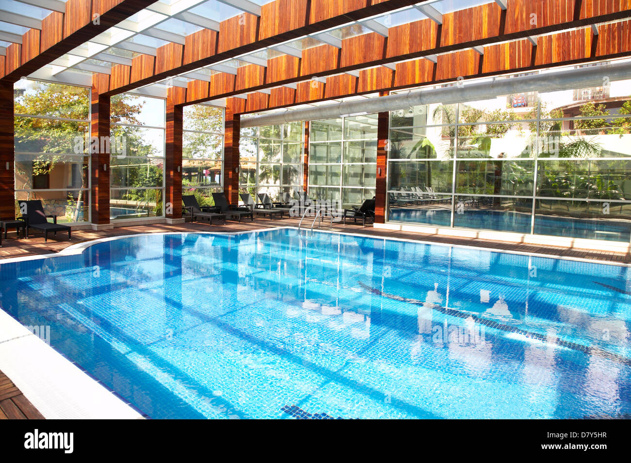 Interno, piscina con un tetto di vetro. Foto Stock