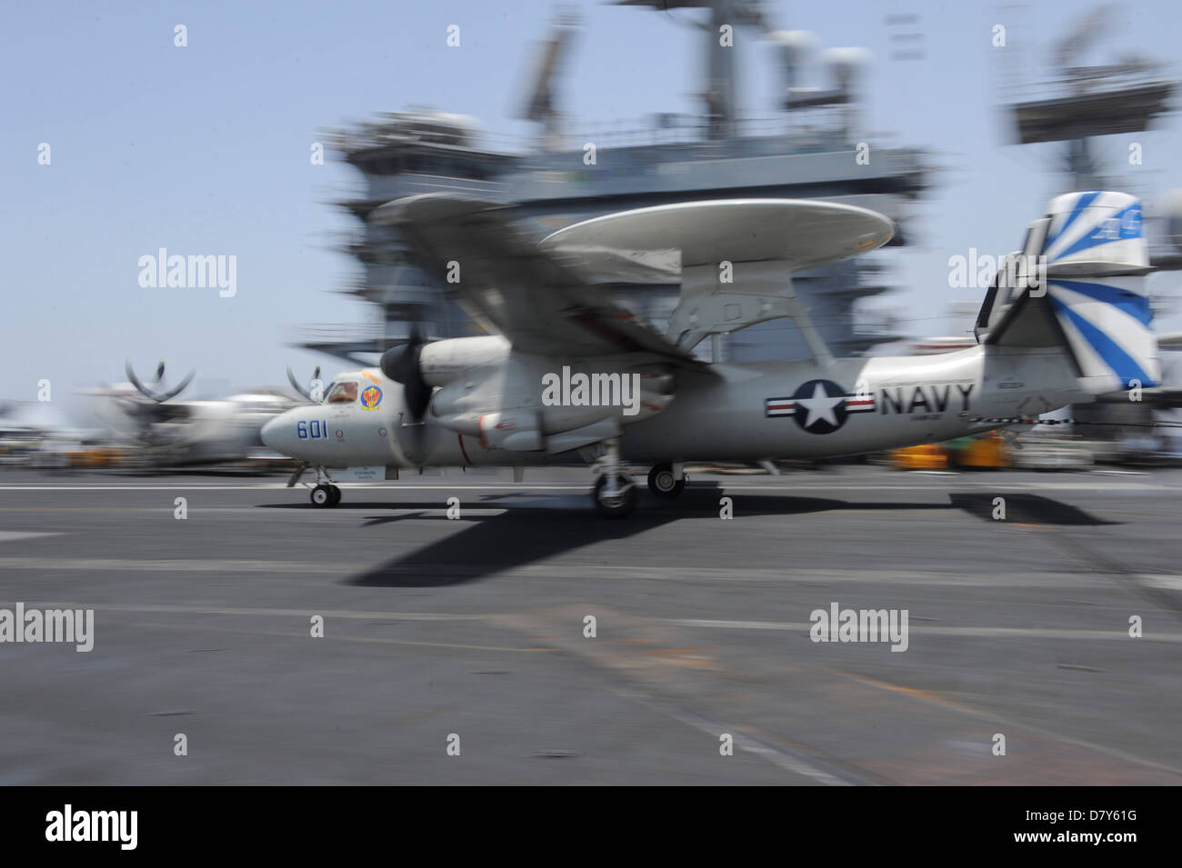 Hawkeye terre a bordo della USS Dwight D. Eisenhower in mare. Foto Stock