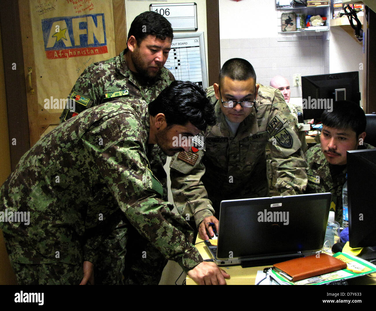 Sailor treni esercito nazionale afghano emittenti. Foto Stock