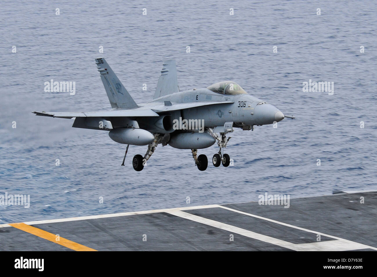 Un F/A-18C Hornet terre a bordo della USS Carl Vinson. Foto Stock
