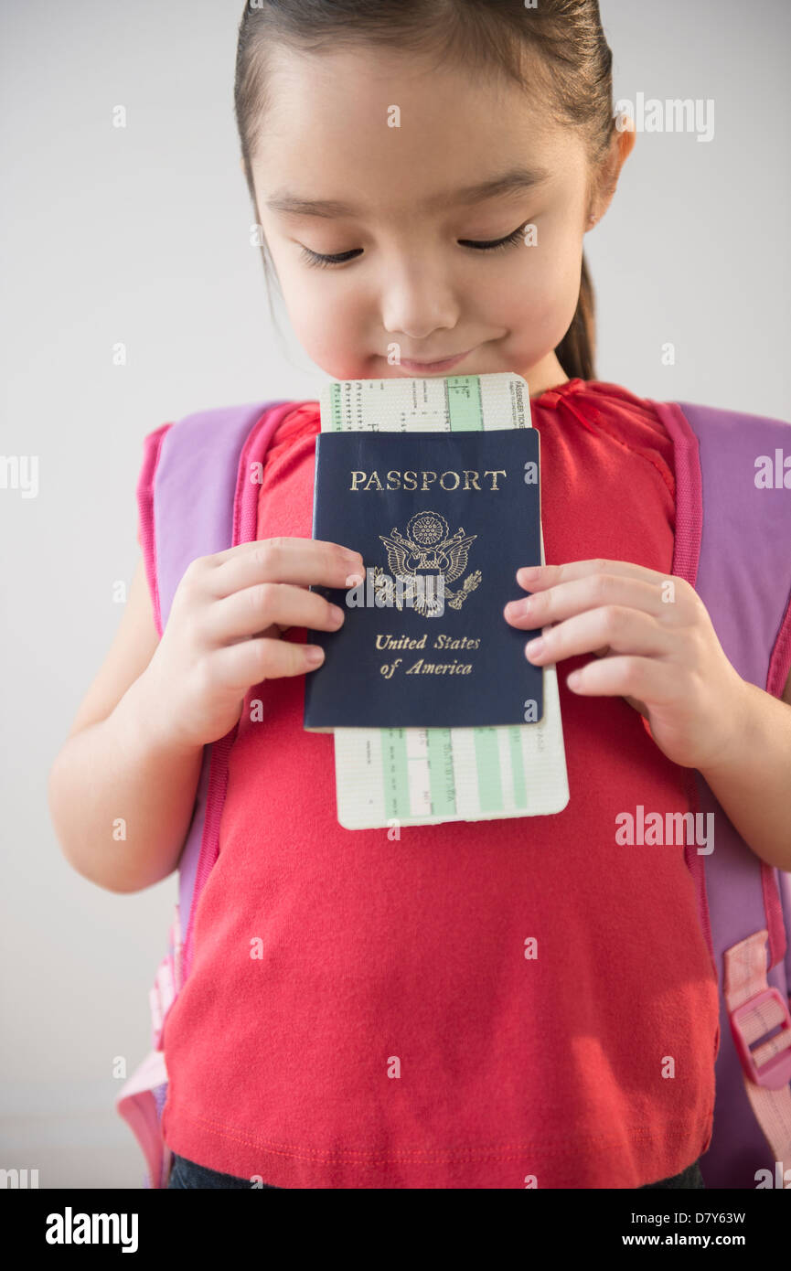 Ragazza asiatica holding biglietto aereo e passaporto Foto Stock