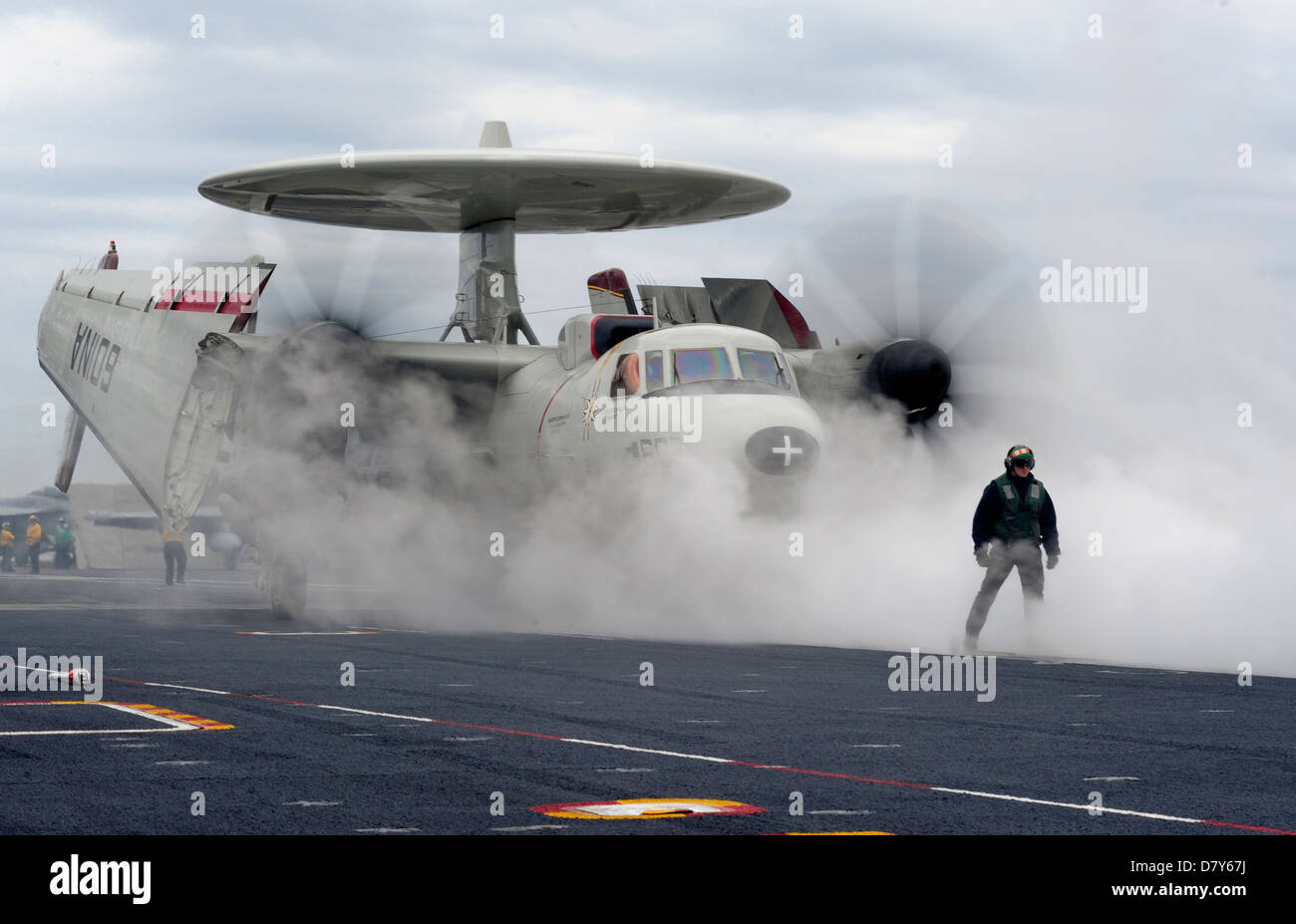 Un E-2C Hawkeye si prepara a lanciare da USS Carl Vinson. Foto Stock