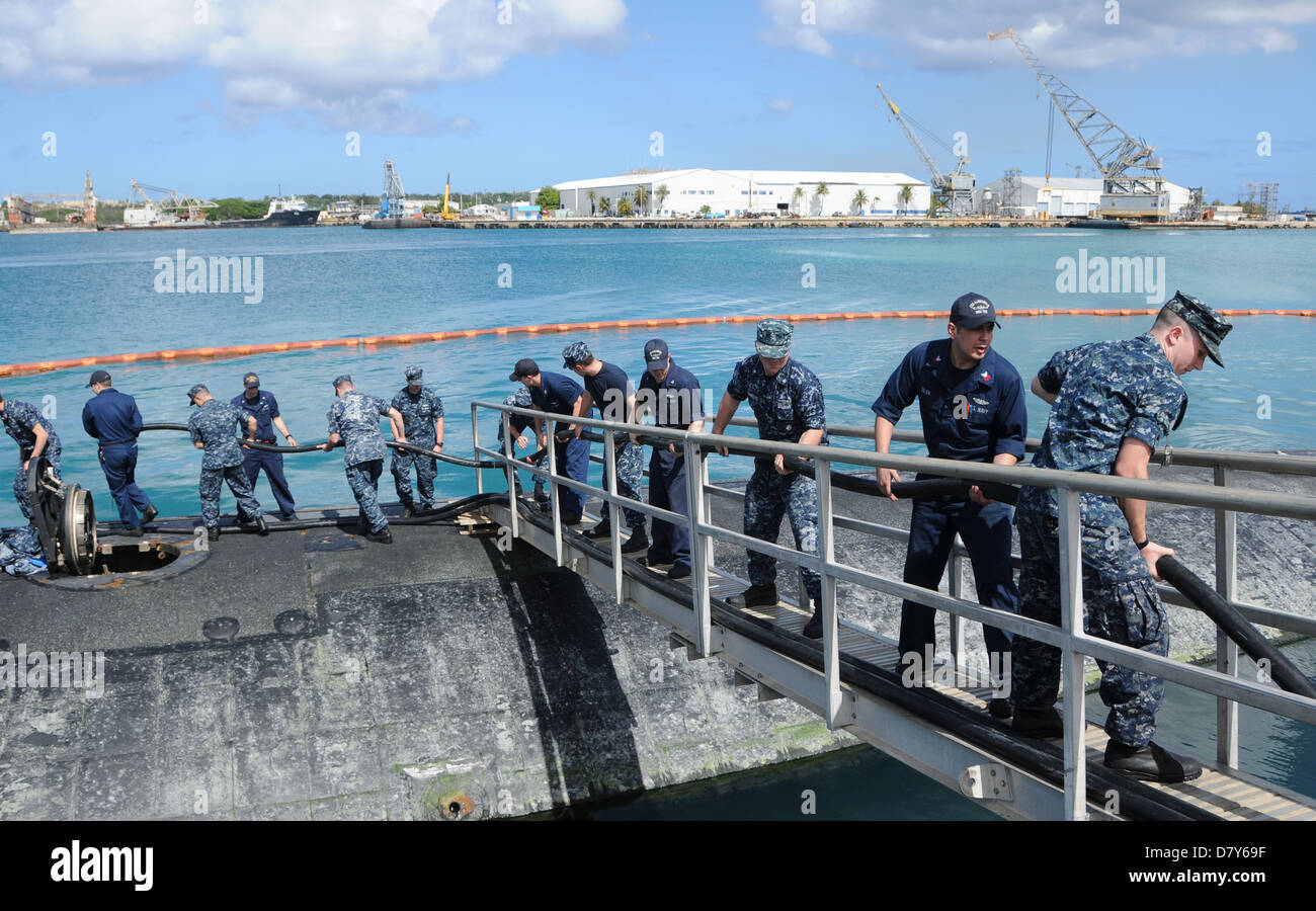 USS Albuquerque marinai luogo shore cavi di potenza in Guam. Foto Stock