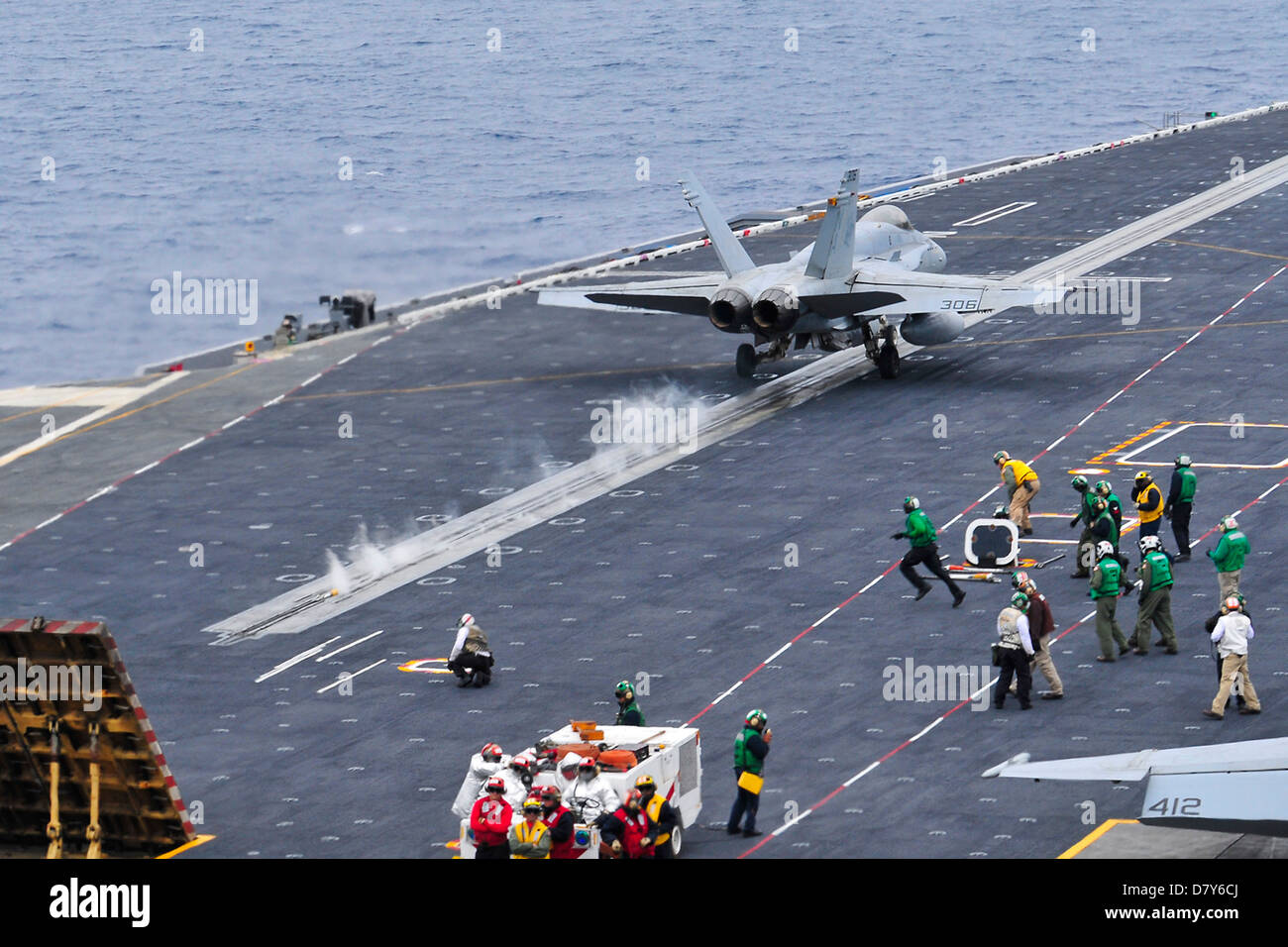 Un F/A-18C Hornet si lancia da USS Carl Vinson. Foto Stock