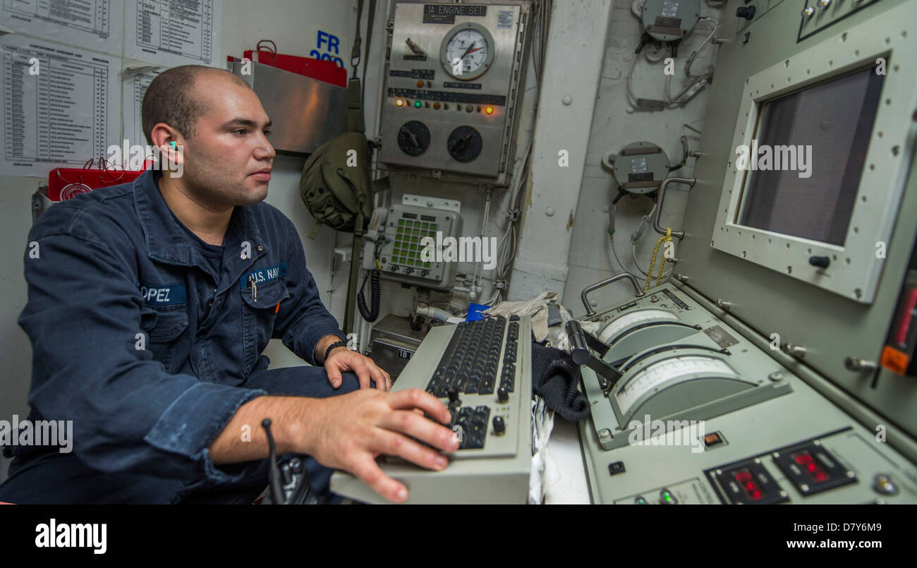 Un marinaio controlli gas di un motore a turbina. Foto Stock