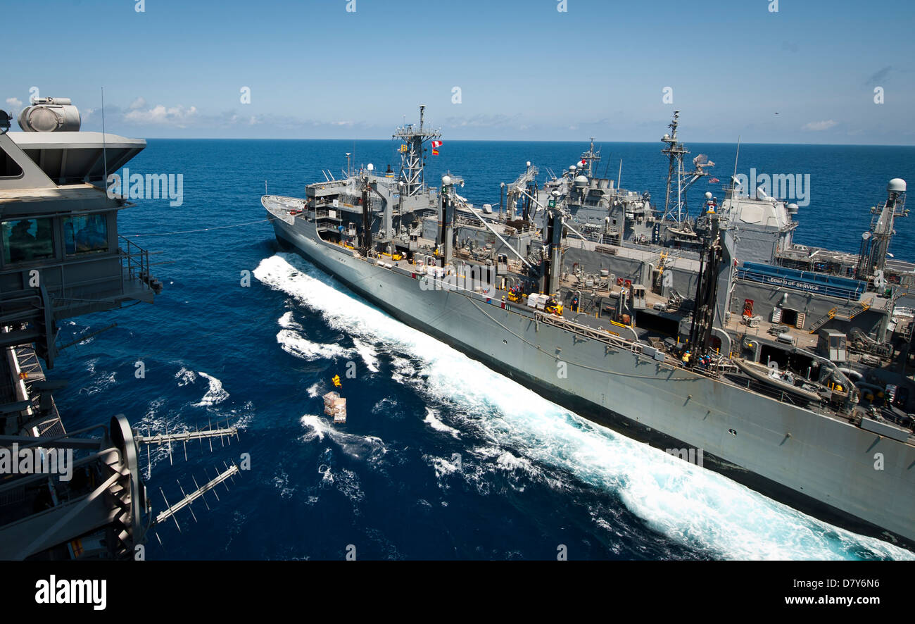 USNS Ranieri effettua il rifornimento in mare. Foto Stock