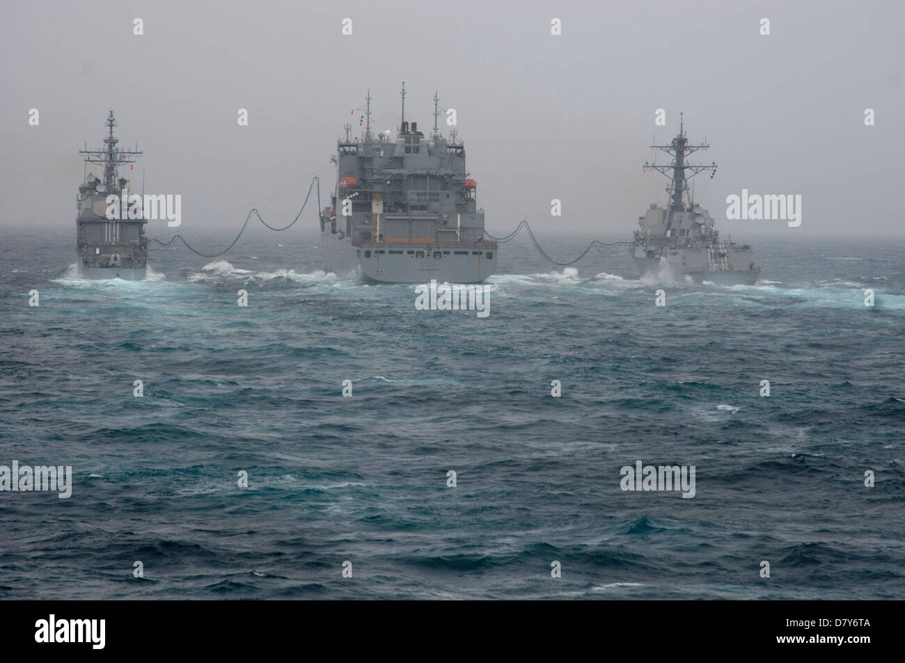 Le navi da rifornimento condotta in mare. Foto Stock