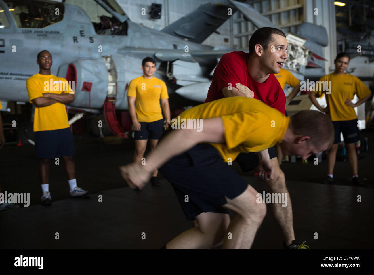 I marinai a bordo della USS Dwight D. Eisenhower treno in mare. Foto Stock