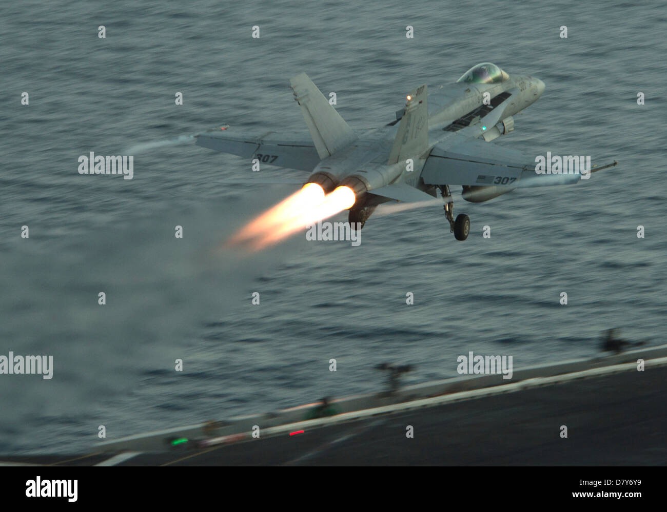 Hornet si lancia da USS Dwight D. Eisenhower. Foto Stock