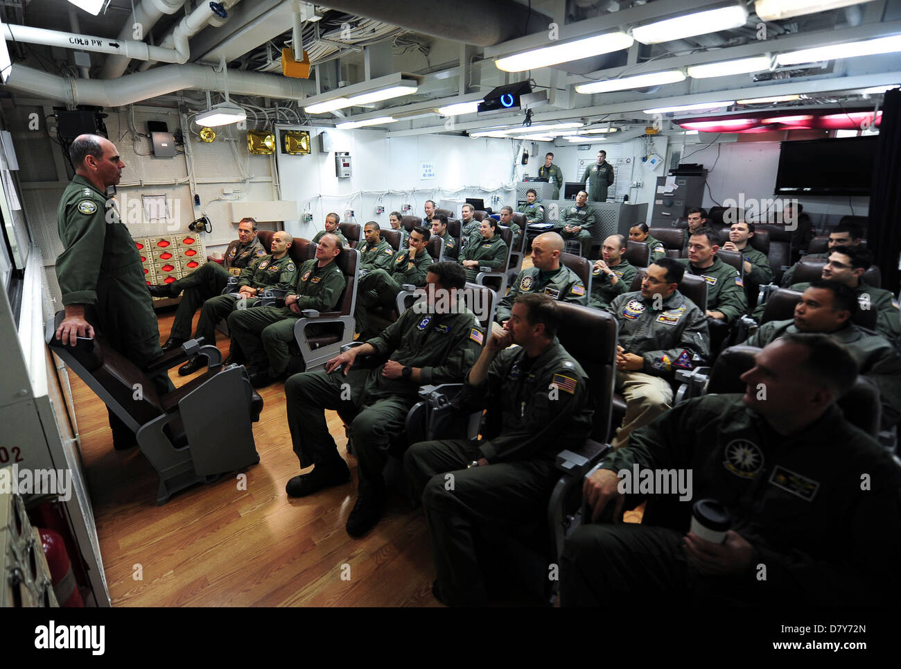 Vice Adm. Buss parla di squadroni a bordo della USS Carl Vinson. Foto Stock
