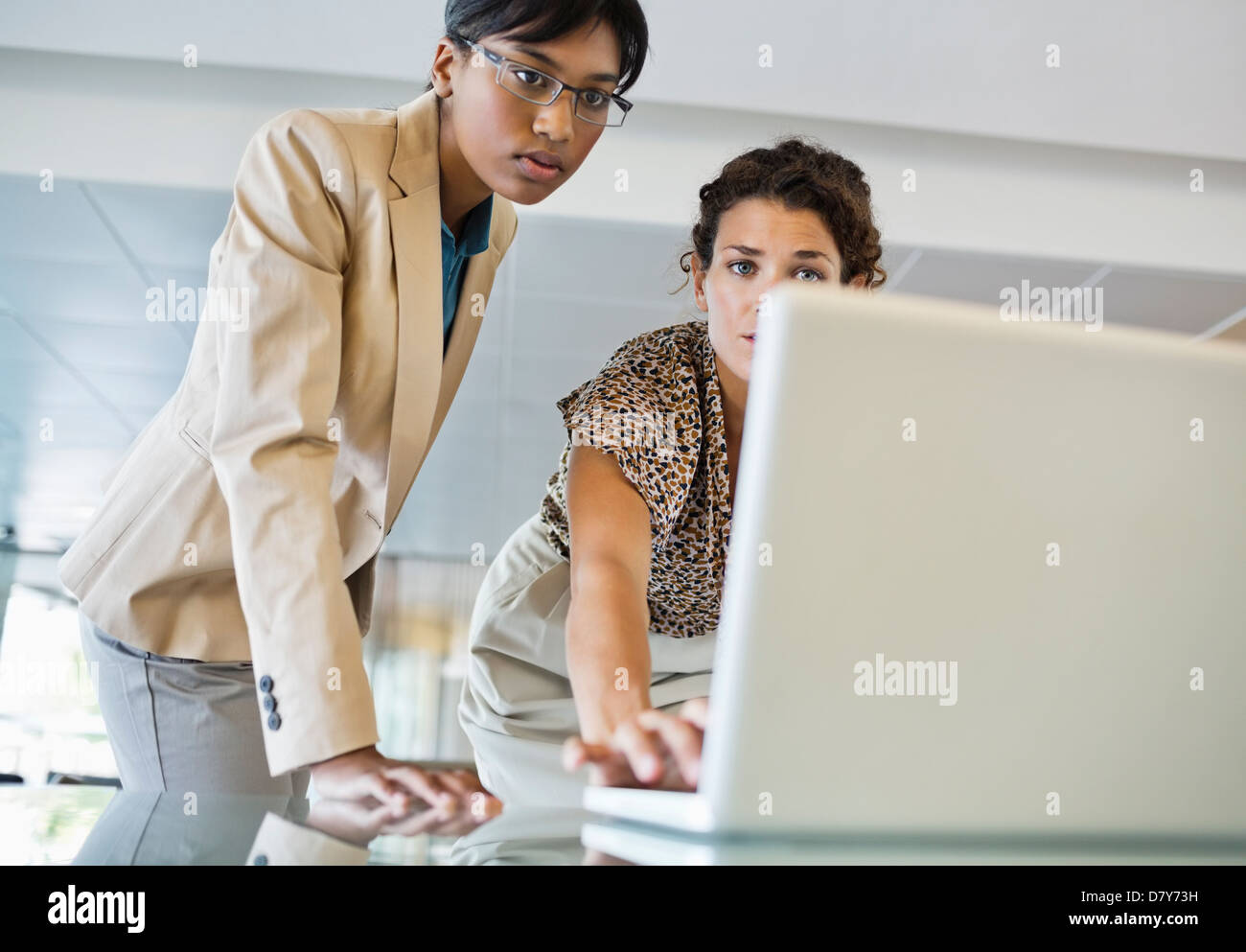 Imprenditrici utilizzando laptop insieme Foto Stock