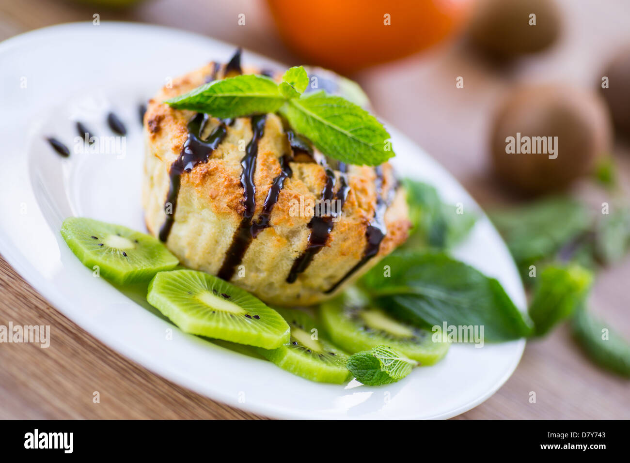 Formaggio focaccine farcite con kiwi e menta Foto Stock