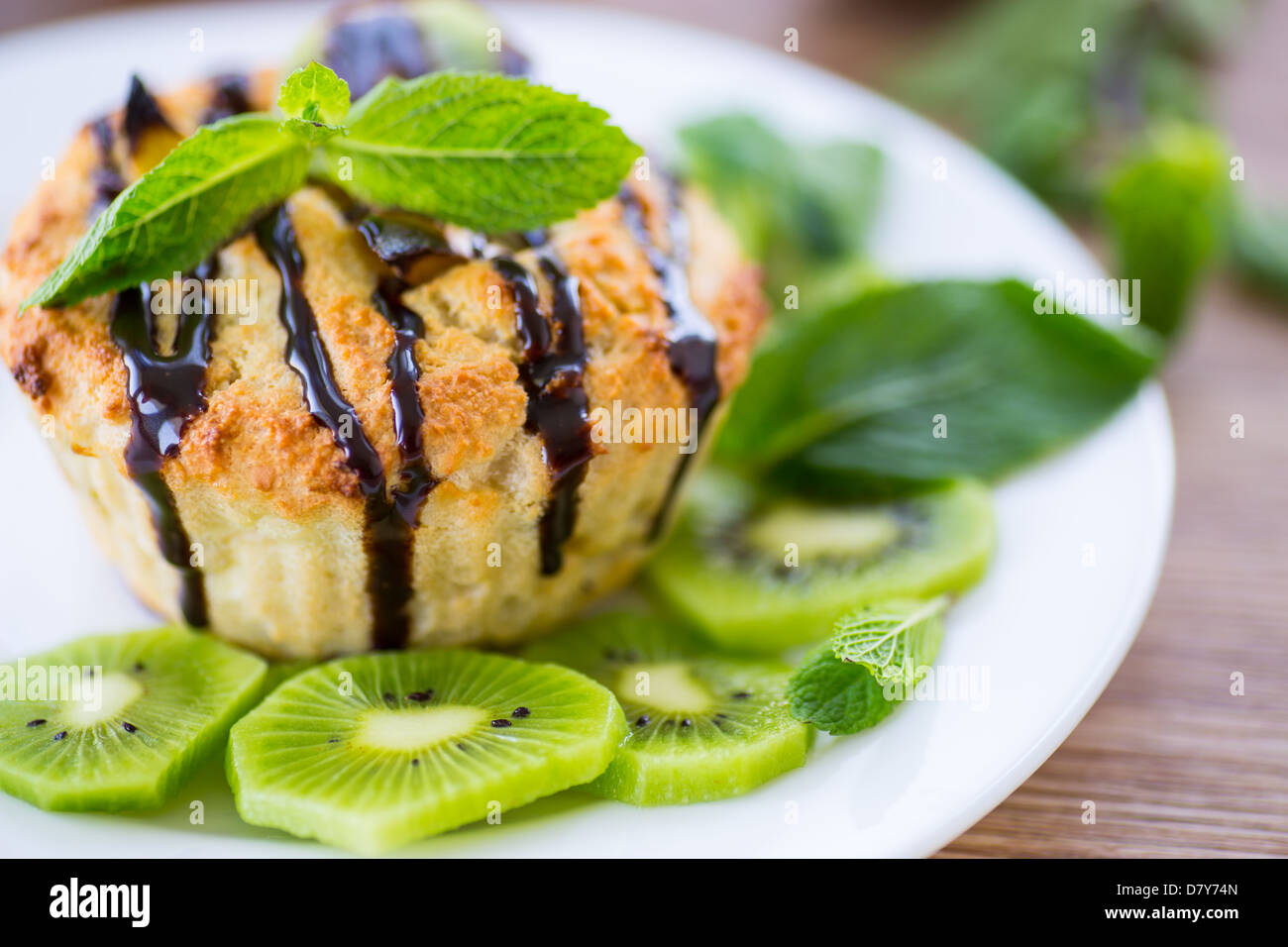 Formaggio focaccine farcite con kiwi e menta Foto Stock