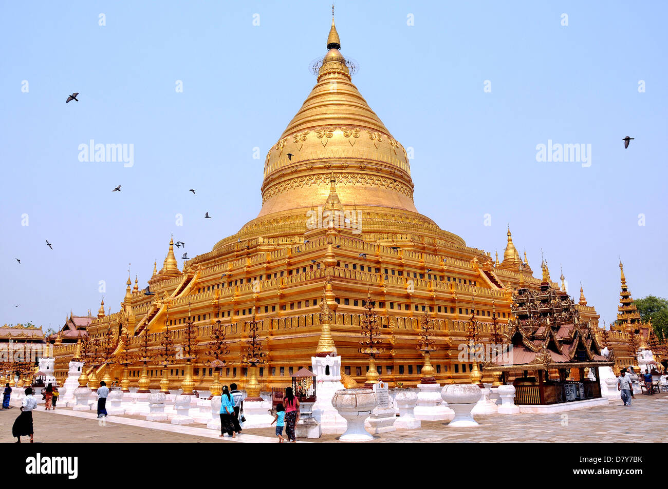 Tempio d'oro Shwezigon, Nyaung U, Bagan, Myanmar Foto Stock
