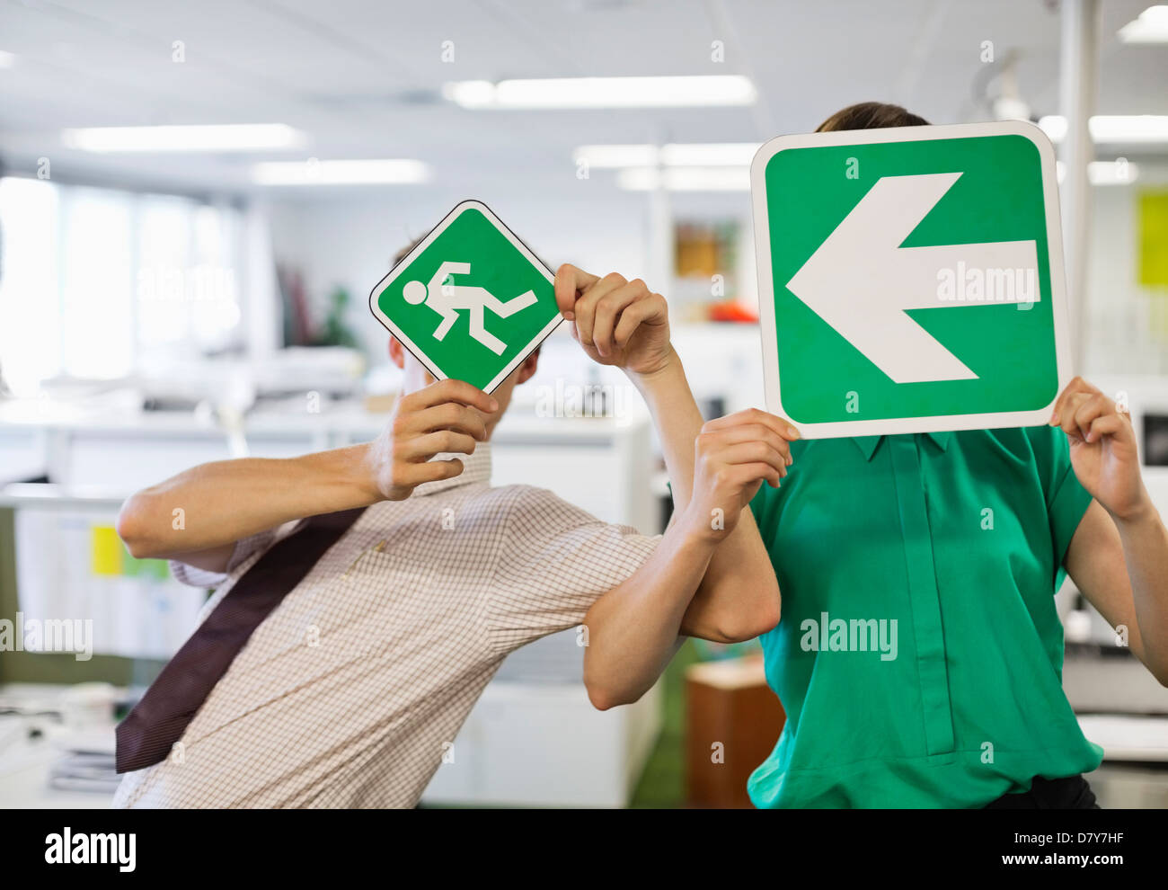 La gente di affari azienda segni in ufficio Foto Stock