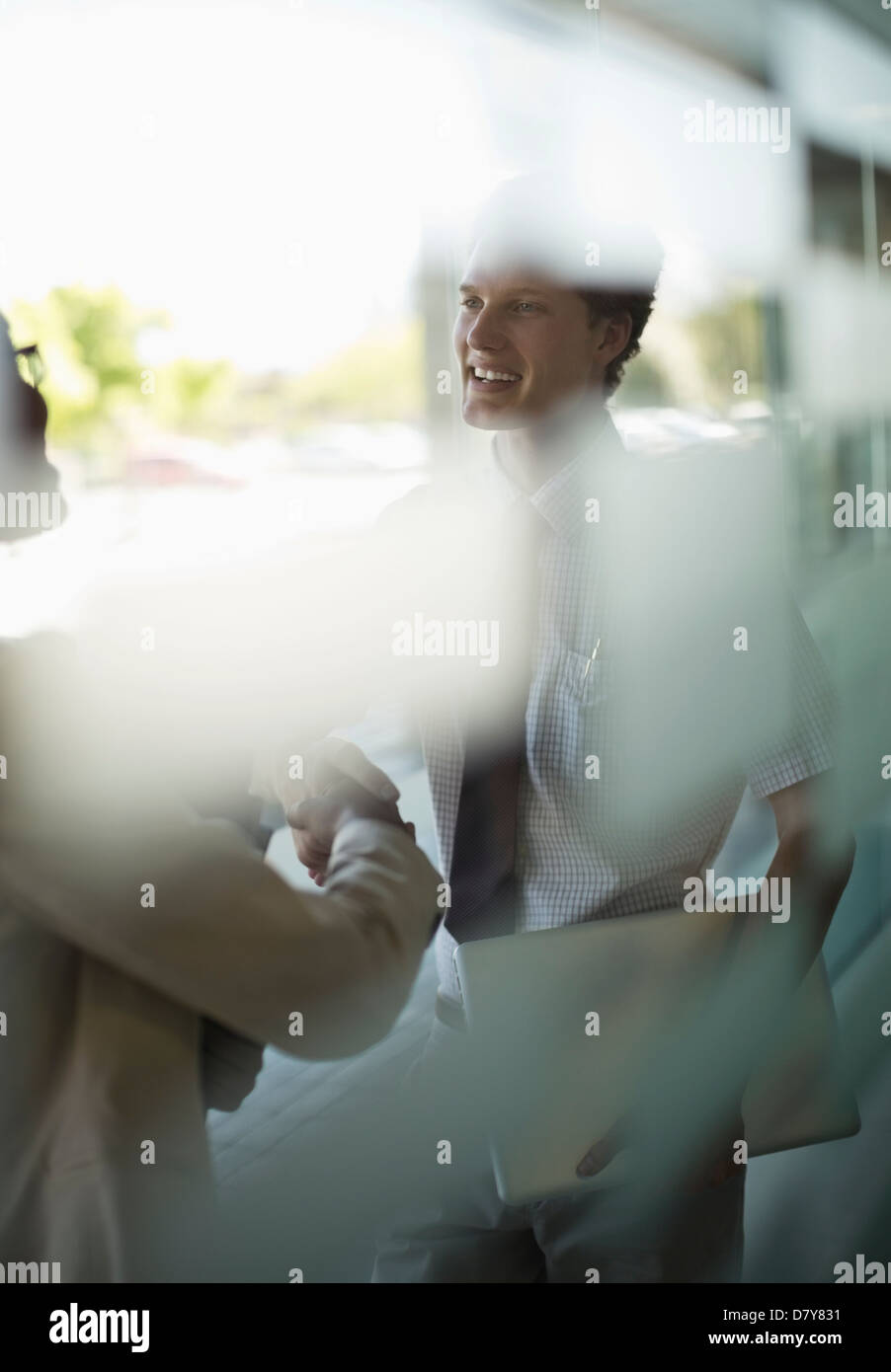 La gente di affari si stringono la mano in ufficio Foto Stock