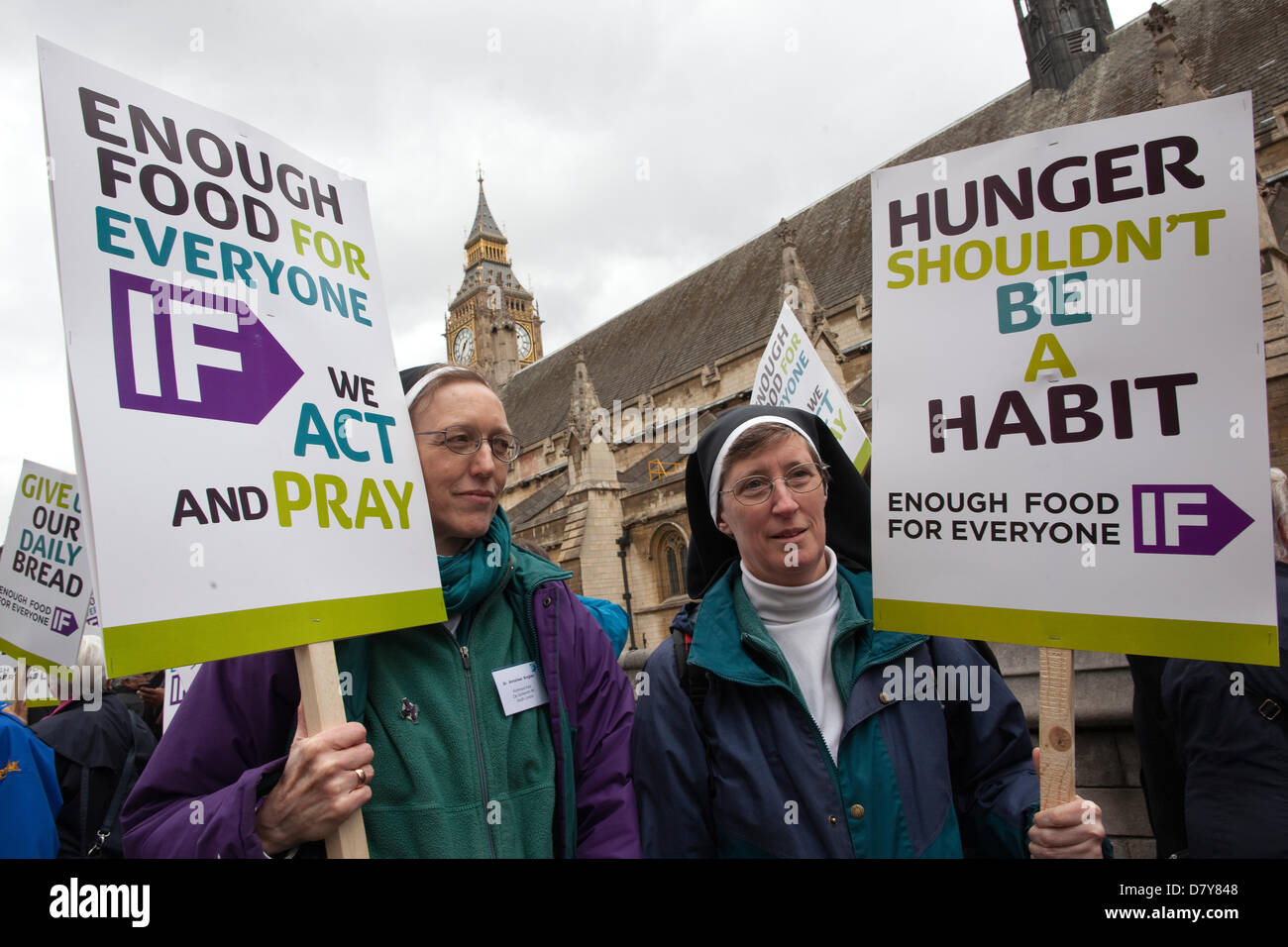 CAFOD, Westminster, London, Regno Unito. 15.05.2013 Foto mostra (sinistra) Suor Annaliese Brogden e (a destra) suor Caterina da Richmond a una protesta organizzata da CAFOD come parte del cibo a sufficienza per tutti se la coalizione di più di 200 organizzazioni che lavorano insieme per garantire che i governi affrontare le cause della fame nel mondo crisi nell'anno che il governo del Regno Unito ospita i leader del G8. È la più grande campagna congiunta del genere dal fare la storia di povertà. Foto Stock