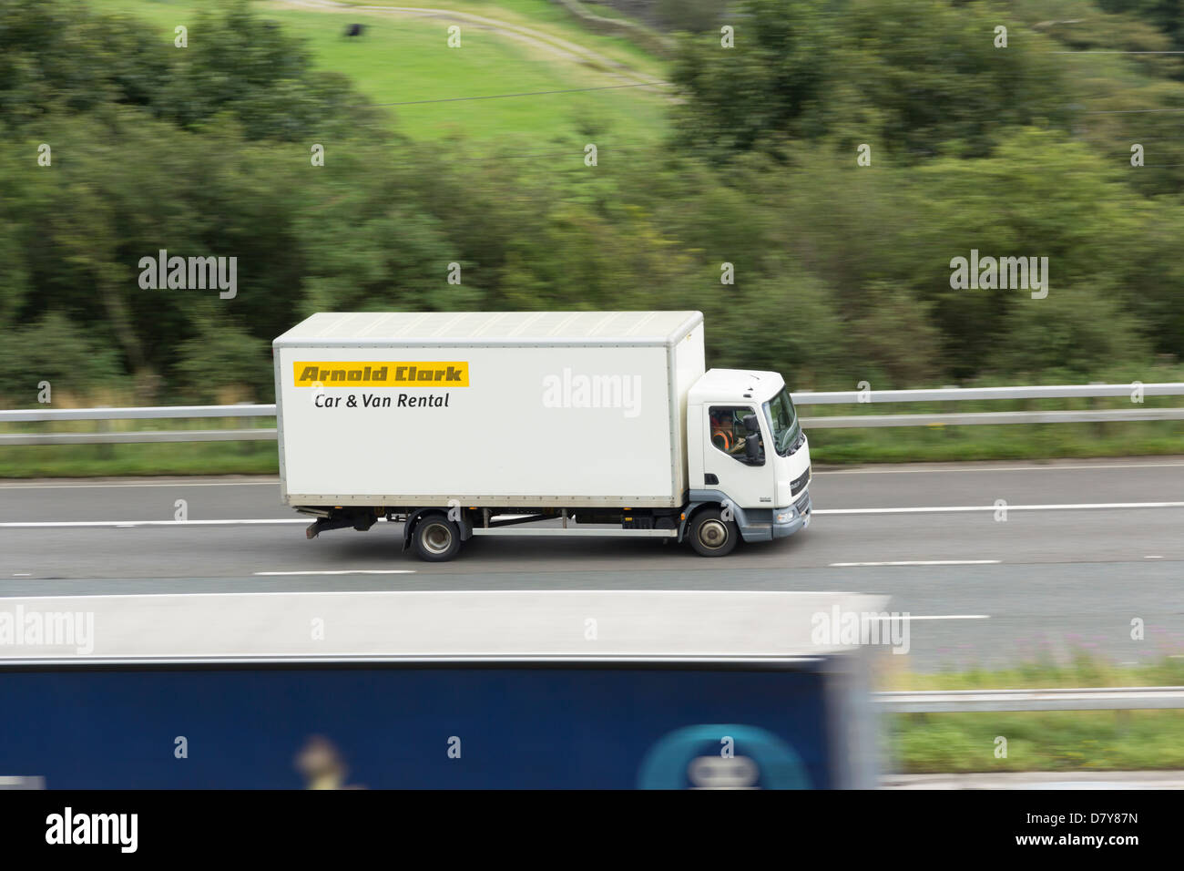 Arnold Clark auto & noleggio furgone consegna la voce di camion in direzione sud sulla M6 Tebay vicino ai margini del Lake District inglese Foto Stock