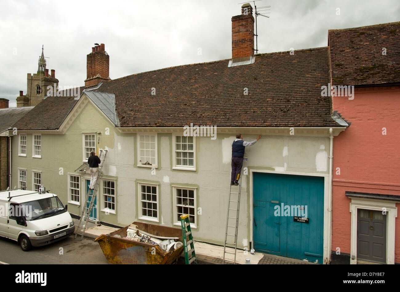 La verniciatura esterna della casa medioevale in Suffolk Village Foto Stock