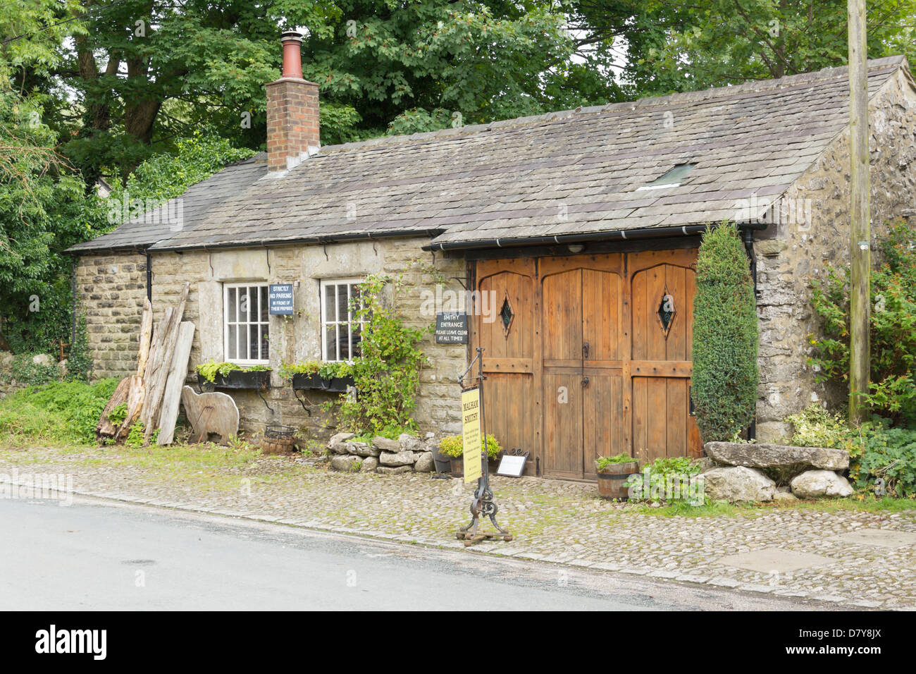 Malham Smithy, il workshop di artista e fabbro Annabelle Bradley in Malham, North Yorkshire. Foto Stock