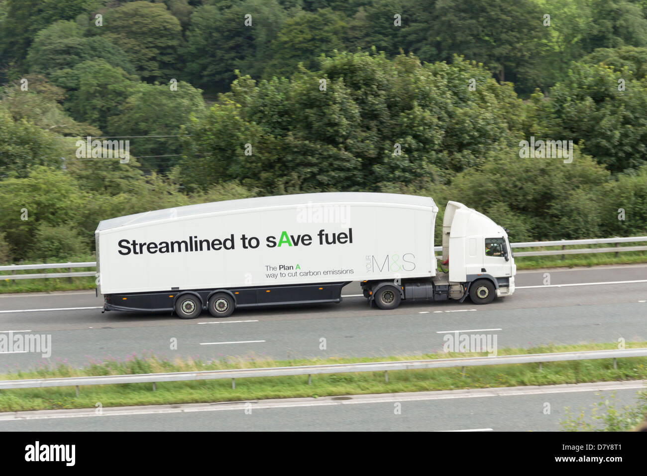 Un autoarticolato (HGV) azionato dal rivenditore Marks & Spencer. Il veicolo è ottimizzata per tagliare le emissioni di carbonio. Foto Stock