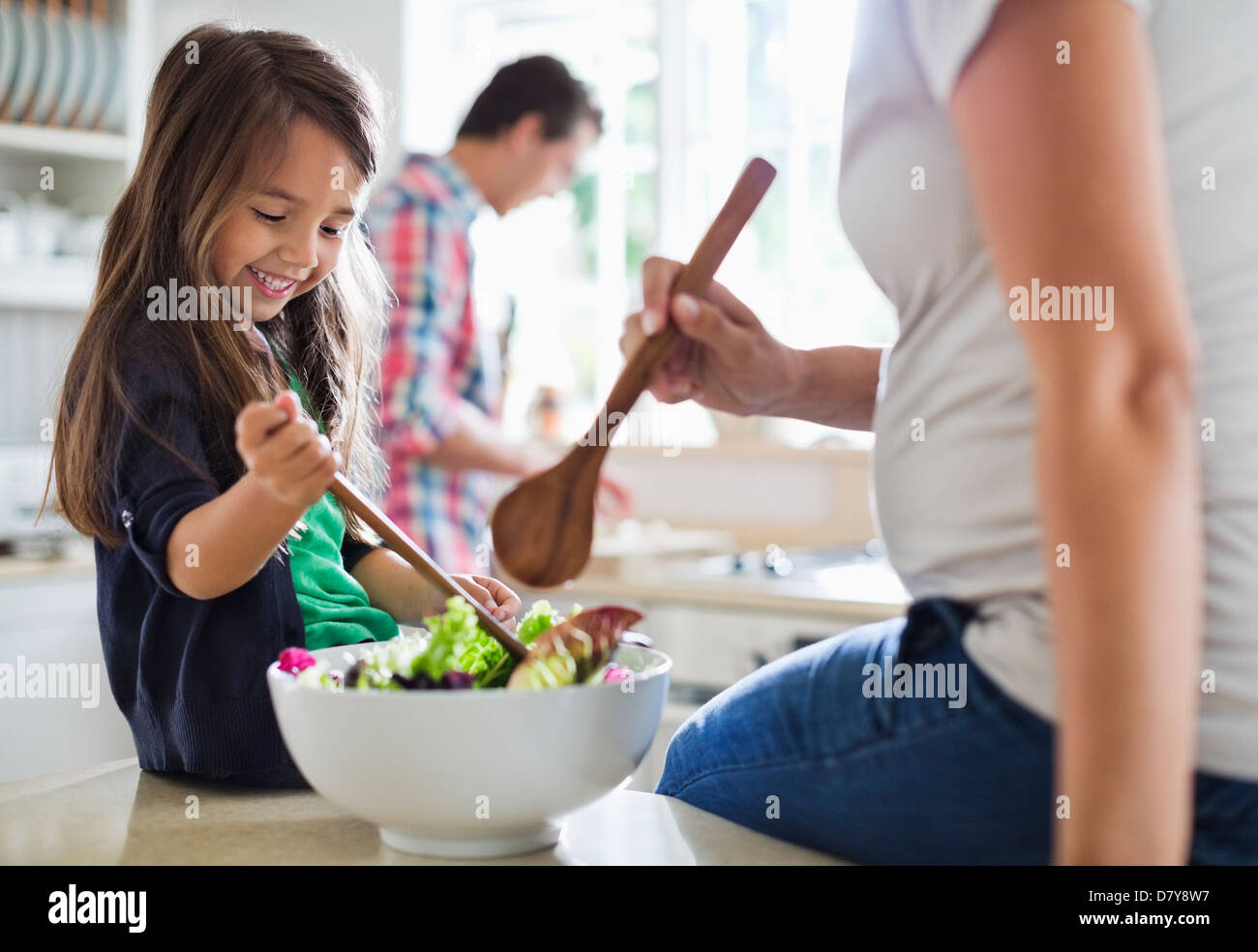 Madre e figlia tossing salad insieme Foto Stock
