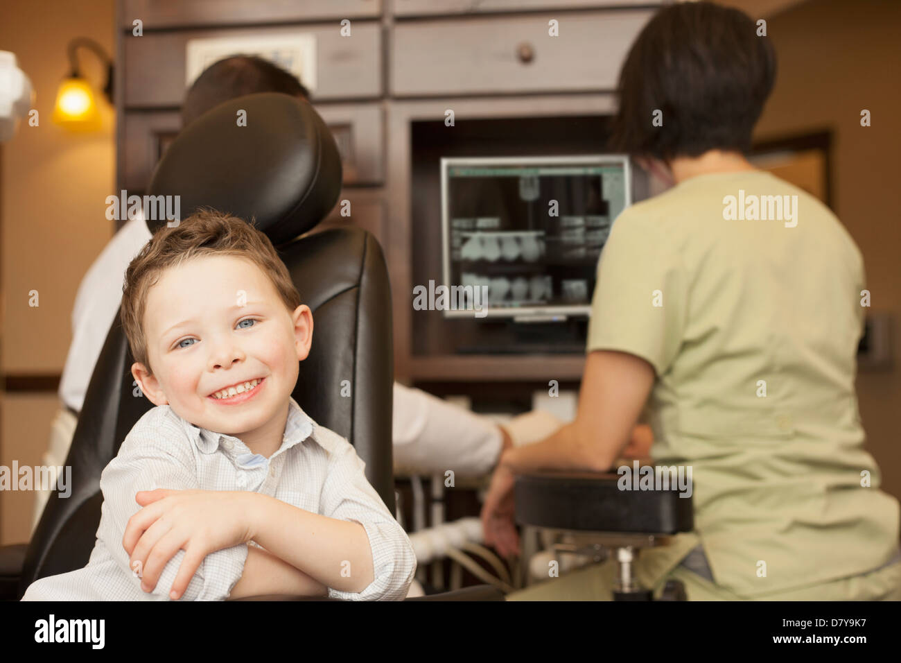 Ragazzo che sorride in studio dentistico Foto Stock