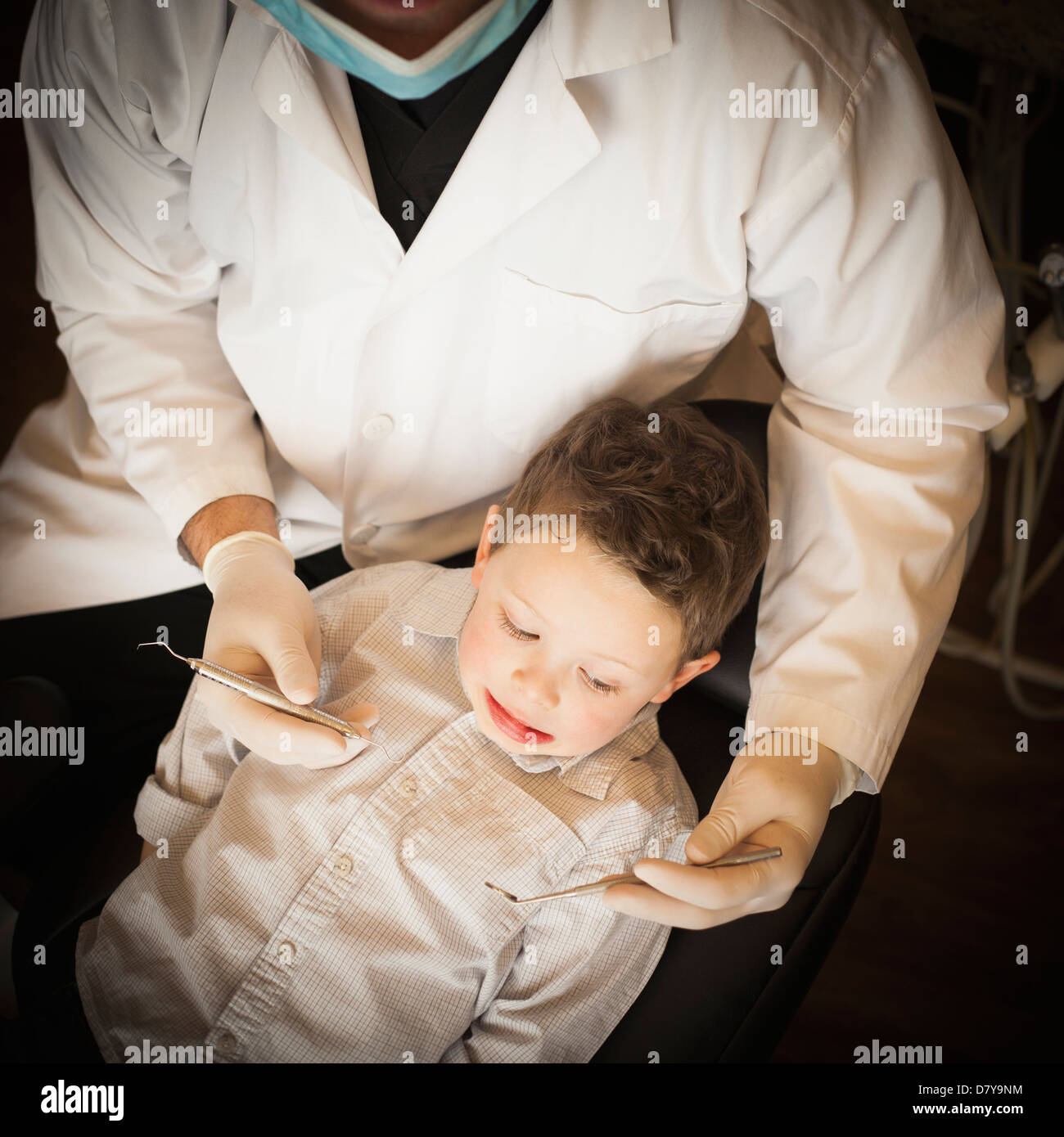 Dentista caucasica esaminando boy i denti in ufficio Foto Stock