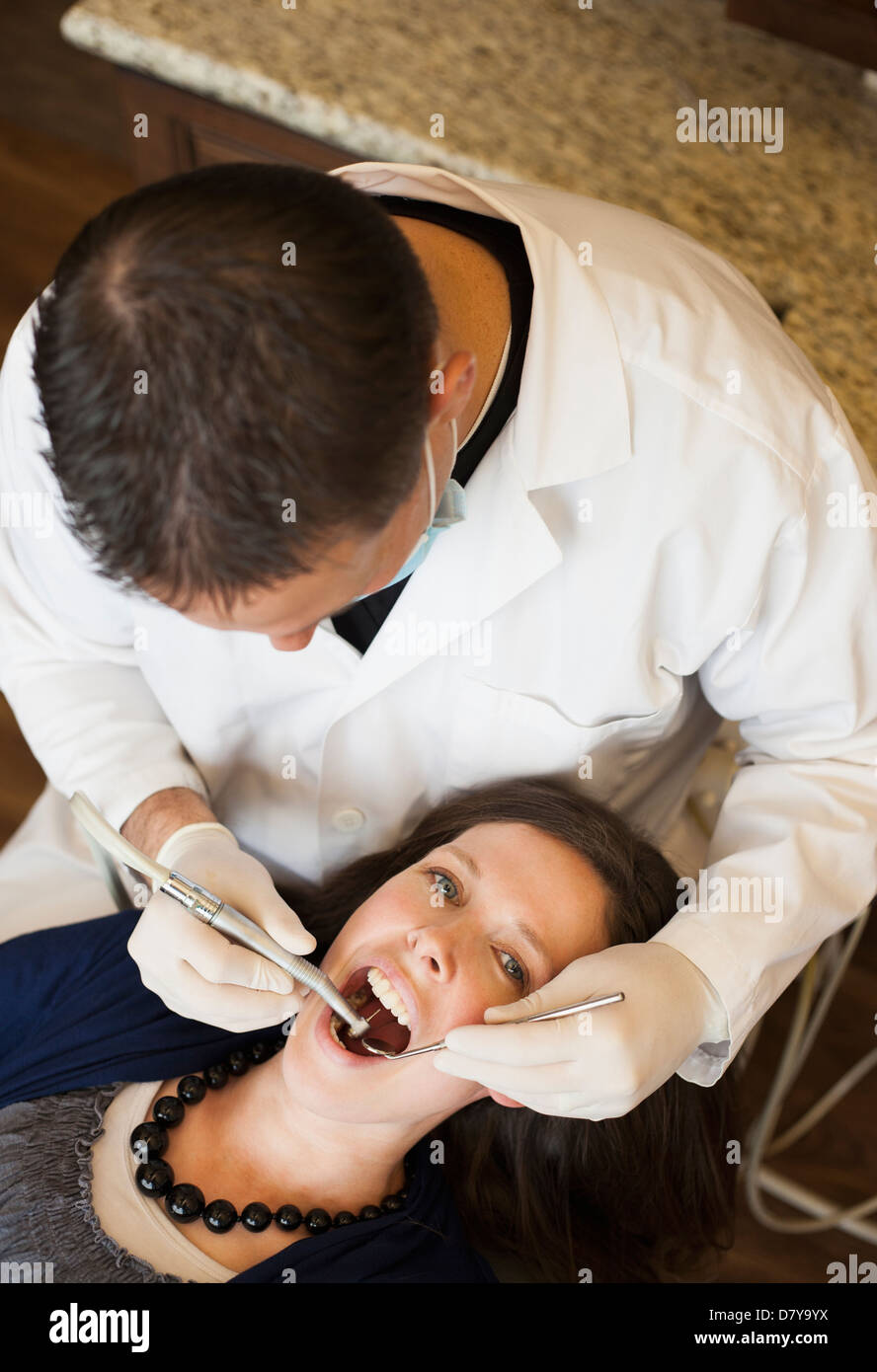 Dentista caucasica esaminando donna di denti in ufficio Foto Stock