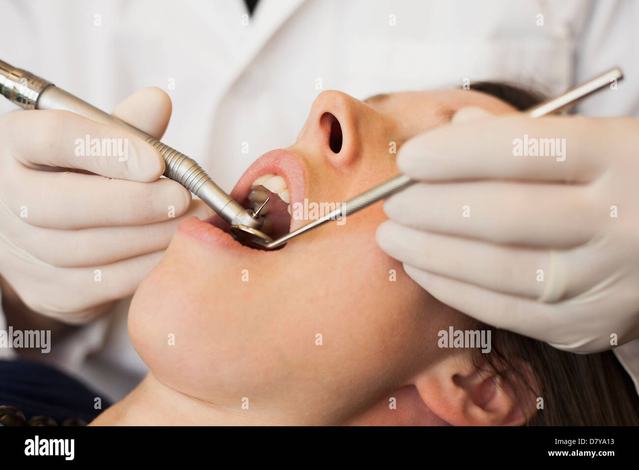 Dentista caucasica esaminando donna di denti in ufficio Foto Stock